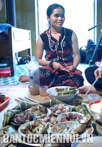 Bánh sừng trâu có hương vị thơm ngon, chứa đựng tấm lòng của người Cơ-tu. Ảnh: Nguyễn Văn Sơn