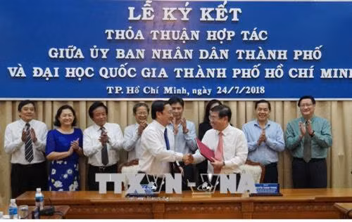 Chủ tịch UBND Thành phố Hồ Chí Minh Nguyễn Thành Phong và Giám đốc Đại học quốc gia Thành phố Hồ Chí Minh Huỳnh Thành Đạt ký kết thỏa thuận hợp tác. Ảnh: Thu Hoài – TTXVN