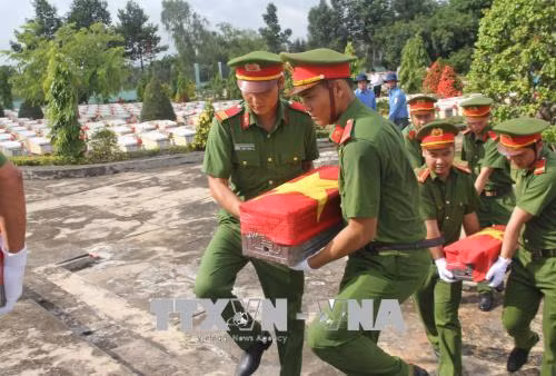 An táng hài cốt các liệt sỹ tại Nghĩa trang liệt sỹ Vĩnh Hưng - Tân Hưng. Ảnh: Bùi Giang - TTXVN