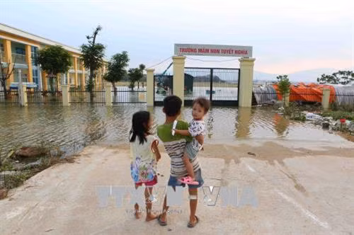 Trường mầm non Tuyết Nghĩa, huyện Quốc Oai ngập trong nước, trẻ em không thể đến trường. Ảnh: Thành Đạt – TTXVN