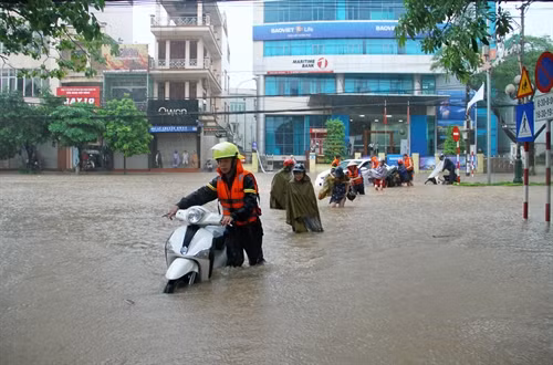 Lực lượng cứu hộ hỗ trợ người tham gia giao thông. Ảnh: Quân Trang-TTXVN