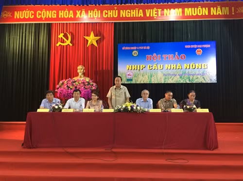 Các vị khách mời tham gia hội thảo giải đáp các thắc mắc và chia sẻ kinh nghiệp cho bà con nông dân