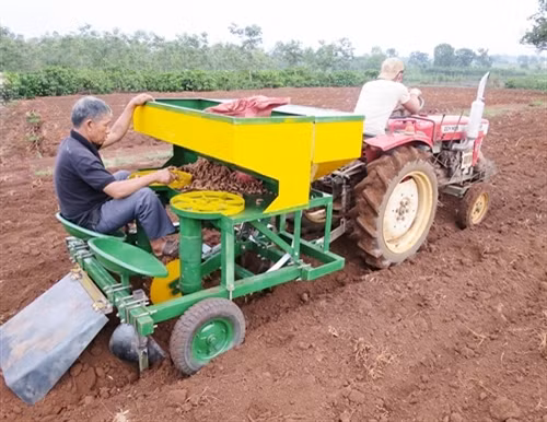 Máy trồng củ đa năng do anh Trần Văn Hảo chế tạo. Ảnh: Nguyễn Tuấn Anh – TTXVN
