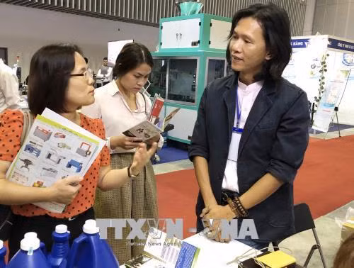 Đại diện các công ty tìm kiếm đối tác đầu tư, kinh doanh tại hội chợ. Ảnh: Mỹ Phương – TTXVN