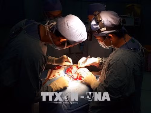 Hiện Bệnh viện Nhi đồng 2 là cơ sở y tế hiếm hoi trên cả nước thực hiện được phẫu thuật này. Ảnh: TTXVN phát
