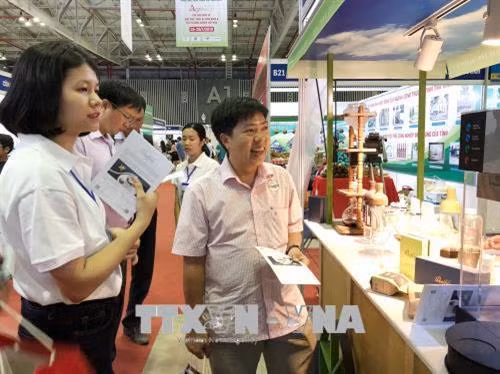 Khách hàng tìm hiểu các loại máy móc, thiết bị, công nghệ mới tại hội chợ. Ảnh: Mỹ Phương – TTXVN