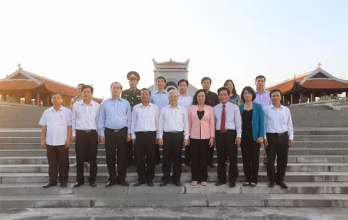 Tổng Bí thư Nguyễn Phú Trọng, Chủ tịch Ủy ban Trung ương Mặt trận Tổ quốc Việt Nam Nguyễn Thiện Nhân với các đại biểu tại Đài tưởng niệm Liệt sỹ huyện Đan Phượng. Ảnh: Trí Dũng - TTXVN