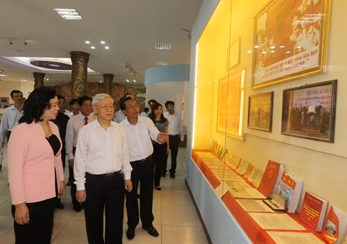 Tổng Bí thư Nguyễn Phú Trọng thăm Nhà truyền thống của huyện Đan Phượng. Ảnh: Trí Dũng - TTXVN