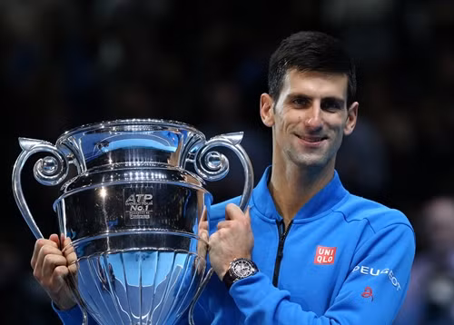 Tay vợt Novak Djokovic nhận Cúp số 1 thế giới tại ATP World Tour Finals ở thủ đô London, Anh ngày 15/11. THX-TTXVN