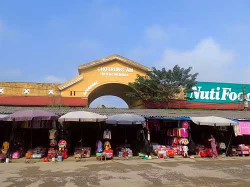 Các tiểu thương phải kinh doanh tạm bợ phía ngoài chợ Chiêm Hóa.