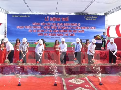 Đại diện lãnh đạo các bộ, ban, ngành Trung ương và địa phương thực hiện nghi lễ động thổ. (Ảnh: Xuân Tiến/TTXVN)