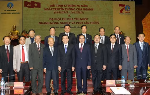 Chủ tịch nước Trương Tấn Sang, nguyên Tổng Bí thư Nông Đức Mạnh, Phó Thủ tướng Hoàng Trung Hải và các đại biểu dự lễ kỷ niệm. Ảnh: Nguyễn Khang – TTXVN