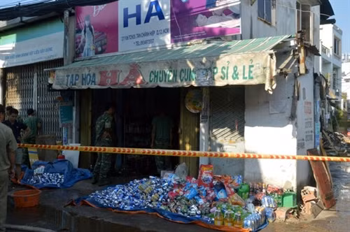 Tiệm tạp hóa kế bên bị cháy lan sang. (Ảnh: Mạnh Linh/TTXVN)