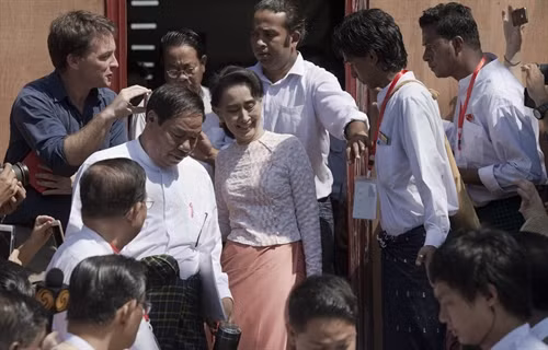 Trong ảnh (tư liệu): Chủ tịch Đảng NLD Aung San Suu Kyi (giữa) sau cuộc họp báo tại Yangon ngày 9/11. AFP/TTXVN