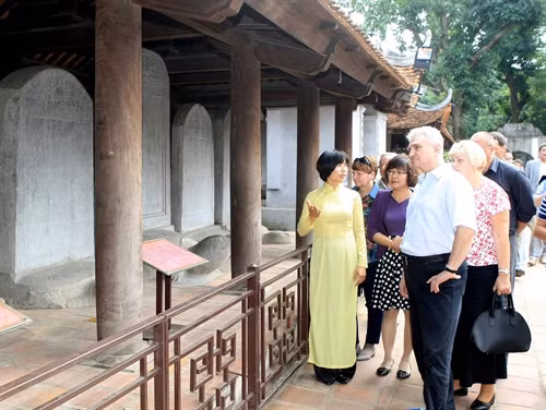Trong chương trình thăm chính thức Việt Nam, ngày 15/11/2015, tại Hà Nội, Chủ tịch Thượng viện Cộng hòa Czech Milan Stech và Phu nhân tham quan Khu di tích Văn Miếu – Quốc Tử Giám. Ảnh: Phạm Kiên – TTXVN