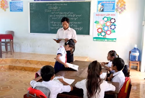 Tỉnh Bình Thuân có 12 trường tiểu học tổ chức dạy tiếng Chăm cho com em đồng bào Chăm.
