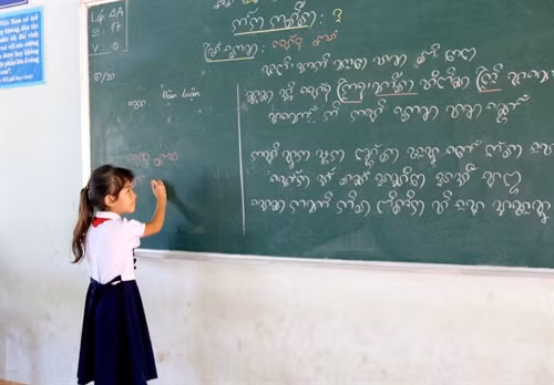 Giof thực hành viết chữ Chăm tại trường tiểu học Lâm Giang, huyện Hàm Thuận Bắc, tỉnh Bình THuận.