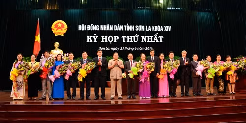 Các thành viên Hội đồng nhân dân tỉnh Sơn La khóa XIV, nhiệm kỳ 2016-2021. Ảnh: Công Luận – TTXVN