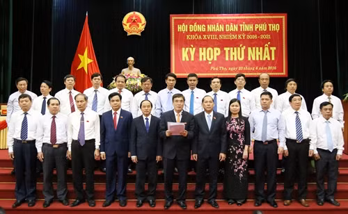 Ra mắt các Ủy viên UBND tỉnh Phú Thọ khóa mới. Ảnh: Trung Kiên – TTXVN.