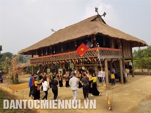 Vào các dịp cuối tuần và lễ hội, Làng Văn hóa - Du lịch các dân tộc Việt Nam thu hút nhiều du khách hòa nhập với các hoạt động của đồng bào. Ảnh: Hoàng Tâm