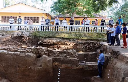 Nền văn hóa Óc Eo hình thành cách đây hai thiên niên kỷ trên vùng đất Tây Nam Bộ đã đánh dấu một bước phát triển của văn minh nhân loại ở khu vực Đông Nam Á. Ảnh: Công Mạo -TTXVN Giáo sư, Tiến sỹ Nguyễn Quang Thuấn, Chủ tịch Viện Hàn lâm Khoa học Xã hội Viết Nam phát biểu tại buổi hội thảo. Ảnh: Công Mạo -TTXVN Các đại biểu xem các hiện vật Óc Eo được trưng bày tại Nhà trưng bày Di tích Văn Hóa Óc Eo, thị trấn Óc Eo, huyện Thoại Sơn, tỉnh An Giang. Ảnh: Công Mạo-TTXVN Điểm khai quật tại chùa Linh Sơn-thuộc Khu di tích Óc Eo, tại ấp Trung Sơn, thị trấn Óc Eo, huyện Thoại Sơn, tỉnh An Giang. Ảnh: Công Mạo-TTXVN