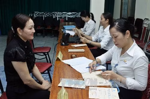 Hoạt động tại Điểm chi trả lương hưu, trợ cấp bảo hiểm xã hội ở thành phố Hạ Long. Ảnh: Minh Quyết – TTXVN