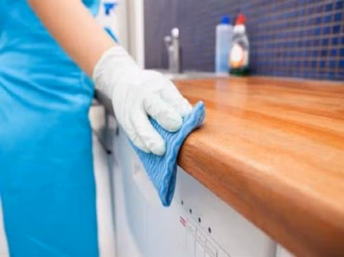 Tủ bếp gỗ sạch bong như mới chỉ với vài mẹo đơn giản đến bất ngờ ảnh 1