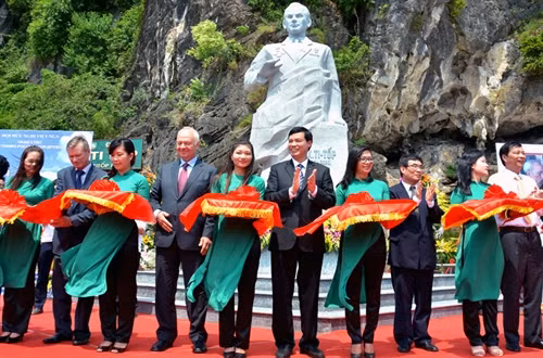Các đại biểu cắt băng khánh thành tượng đài Anh hùng phi công vũ trụ Gherman Titov tại Vịnh Hạ Long