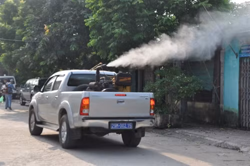 Phun thuốc hóa chất phòng chống bệnh sốt xuất huyết tại huyện Hoài Đức (Hà Nội). Ảnh: Tuyết Mai- TTXVN