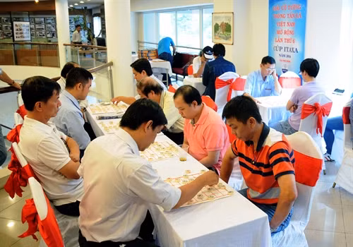 Các kỳ thủ tham gia tranh tài. Ảnh: An Hiếu - TTXVN