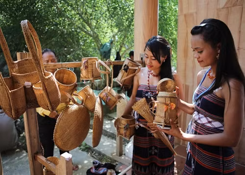 Các sản phẩm thủ công truyền thống của đồng bào dân tộc thiểu số ở huyện A Lưới (Thừa Thiên- Hế). Ảnh: Hồ Cầu- TTXVN