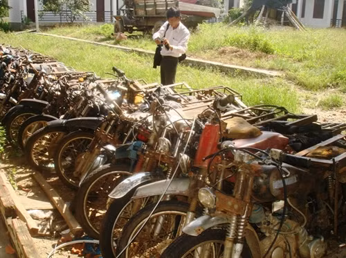 Xe máy của bọn lâm tặc dùng để vận chuyển gỗ bị thu giữ tại Khu bảo tồn thiên nhiên Ea Sô