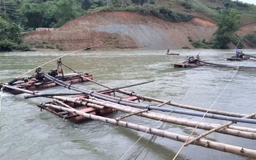 Sông Lô đoạn chạy qua địa bàn phường Quang Trung, dày đặc các bè, mảng khai thác cát trái phép.