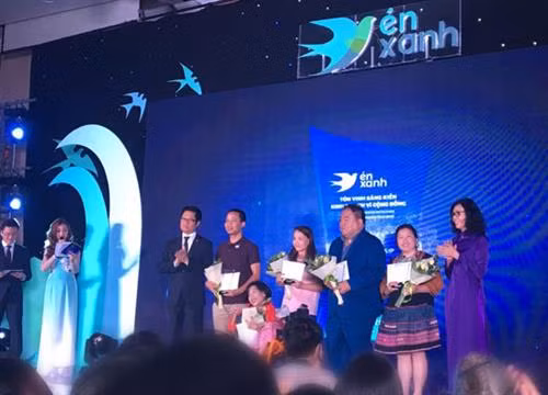 Tẩn Thị Shu - người sáng lập Công ty TNHH MTV Du lịch Sa Pa O’Chau (thứ 2 từ phải sang) nhận Kỷ niệm chương. Ảnh: baolaocai.vn