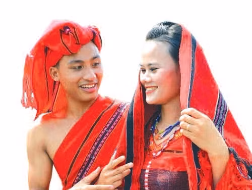 Cô dâu, chú rể hạnh phúc bên nhau.