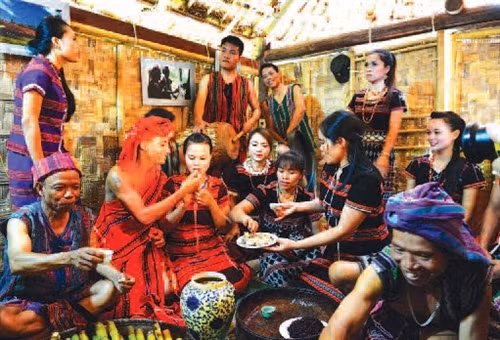 Cô dâu, chú rể thực hiện nghi thức “Pa tưư a deh, pa cha đooi”.