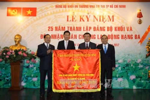Phó Chủ tịch UBND Thành phố Hồ Chí Minh Trần Vĩnh Tuyến trao tặng Cờ của UBND Thành phố cho Đảng bộ Khối Doanh nghiệp Thương mại Trung ương tại Thành phố Hồ Chí Minh. Ảnh: Thanh Vũ-TTXVN