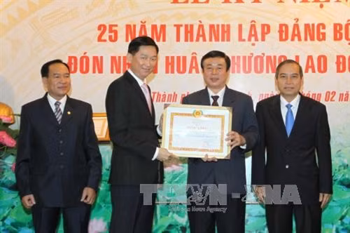 Phó Chủ tịch UBND Thành phố Hồ Chí Minh Trần Vĩnh Tuyến trao tặng Bằng khen của Thành ủy Thành phố Hồ Chí Minh cho Đảng bộ Khối Doanh nghiệp Thương mại Trung ương tại Thành phố Hồ Chí Minh. Ảnh: Thanh Vũ-TTXVN