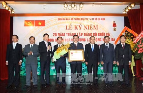Phó Chủ tịch UBND Thành phố Hồ Chí Minh Trần Vĩnh Tuyến trao tặng Huân chương Lao động hạng Ba của Chủ tịch nước cho Đảng bộ Khối Doanh nghiệp Thương mại Trung ương tại Thành phố Hồ Chí Minh. Ảnh: Thanh Vũ-TTXVN