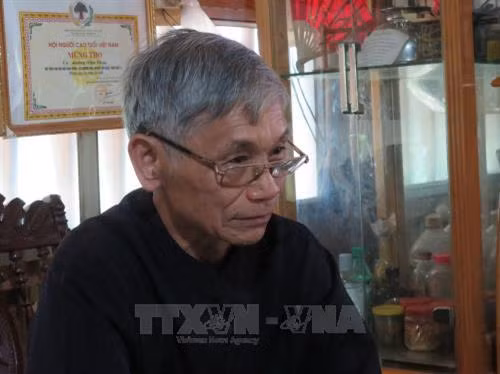 Ông Chựa nhớ lại ký ức gần 60 năm (ngày 8/5/1959), Bác Hồ về thăm và nói chuyện với nhân dân các dân tộc châu Yên Châu. Ảnh: Nguyễn Chiến - TTXVN