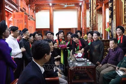 Các liền anh, liền chị quan họ đón khách tại thị trấn Lim, huyện Tiên Du, tỉnh Bắc Ninh. Ảnh: Thái Hùng – TTXVN