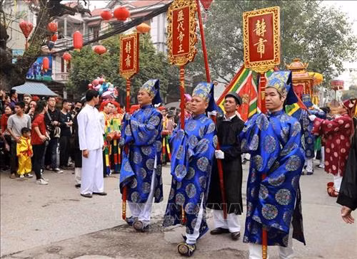 Đoàn rước đi qua trước chùa làng Triều Khúc. Ảnh: Hoàng Hùng - TTXVN Đoàn rước sang đình Sắc làm lễ. Ảnh: Hoàng Hùng - TTXVN Rước long bào nhà vua về hậu cung đình Đại. Ảnh: Hoàng Hùng - TTXVN Đoàn rước làm lễ trước chùa làng Triều Khúc. Ảnh: Hoàng Hùng - TTXVN Biểu diễn múa rồng tại hội làng. Ảnh: Hoàng Hùng - TTXVN Đoàn rước sang đình Sắc làm lễ. Ảnh: Hoàng Hùng - TTXVN Điệu múa cổ "Con đĩ đánh bồng" do các chàng trai trong làng Triều Khúc giả gái thực hiện thu hút đông đảo người xem. Ảnh: Hoàng Hùng - TTXVN Tương truyền khi xưa, Phùng Hưng sau khi đánh thắng giặc Đường thì nghỉ chân tại thành Tống Bình (làng Triều Khúc ngày nay). Ngài lệnh cho một số lính nam cải trang thành nữ múa để khích lệ tinh thần quân sĩ sau này điệu múa trở thành điệu múa có một không hai của hội làng Triều Khúc. Ảnh: Hoàng Hùng - TTXVN