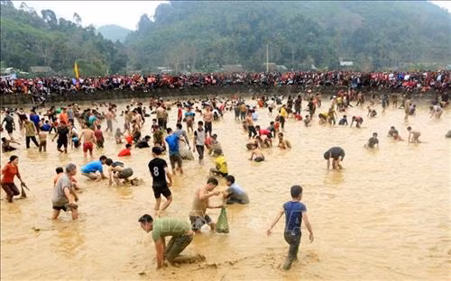 Lễ hội bắt cá tay không. Ảnh: Văn Tý-TTXVN