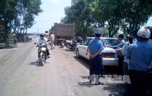 "Giải cứu" 3 xe công vụ khỏi vòng vây xe lu, máy xúc ảnh 1