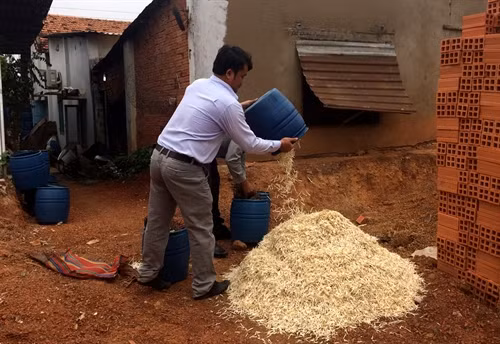 Lực lượng chức năng tiêu hủy giá ngâm ủ “siêu tốc” bằng hóa chất Trung Quốc, được phát hiện tại cở sở của bà Phượng.