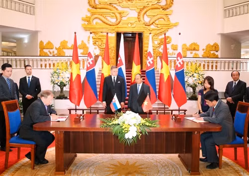 Thủ tướng Nguyễn Xuân Phúc và Thủ tướng nước Cộng hòa Slovakia Robert Fico chứng kiến lễ ký kế hoạch hợp tác đào tạo cán bộ giữa Viện Năng lượng nguyên tử Việt Nam(VINATOM) và Viện Nghiên cứu nhà máy điện hạt nhân Slovakia(VUJE). Ảnh:Thống Nhất-TTXVN