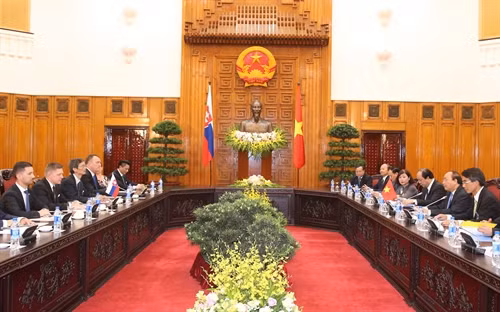 Thủ tướng Nguyễn Xuân Phúc và Thủ tướng Slovakia, Ngài Robert Fico tiên hành hội đàm. Ảnh:Thống Nhất-TTXVN