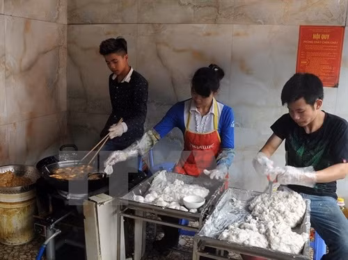 Sau khi giã, mực được viên thành từng miếng vừa ăn rồi chiên vàng