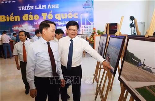 Ủy viên Trung ương Đảng, Tổng Giám đốc Thông tấn xã Việt Nam Nguyễn Đức Lợi và Phó Bí thư thường trực Thành ủy Đà Nẵng Võ Công Trí tham quan Triển lãm ảnh “Biển đảo Tổ quốc”. Ảnh: Trần Lê Lâm - TTXVN