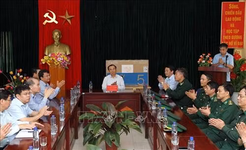 Đồng chí Nguyễn Văn Nêm thăm, làm việc tại Đồn biên phòng A Mú Sung, huyện Bát Xát. Ảnh: Quốc Khánh – TTXVN